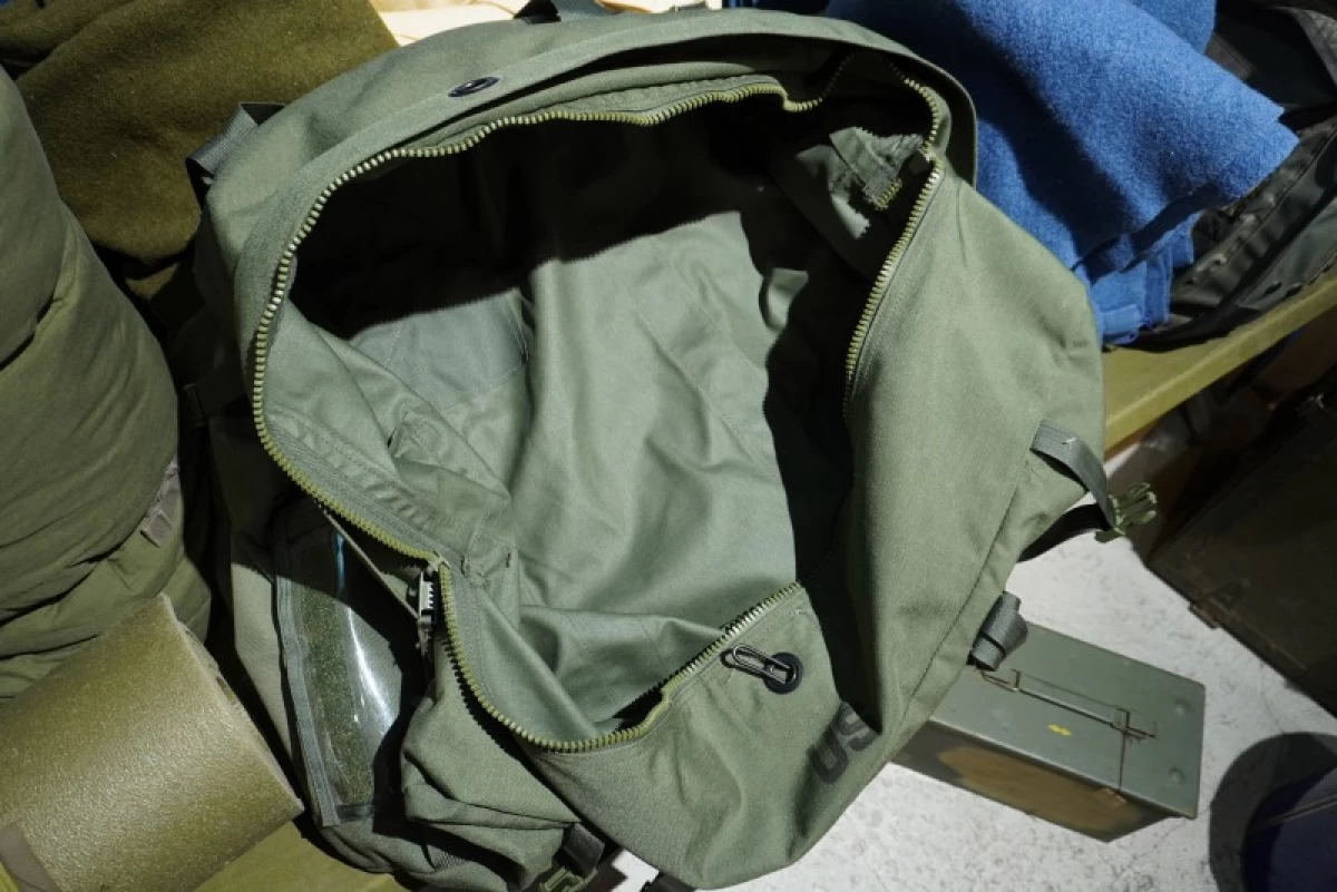 U.S.Duffel Bag Nylon with Zip & 2Straps used