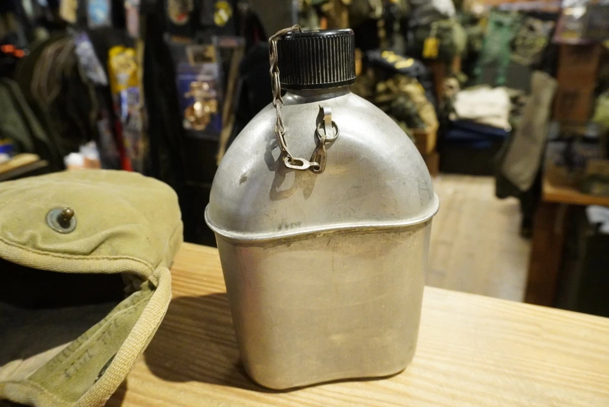 U.S.ARMY Canteen 1945年 with Cover 1944年 used
