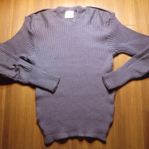 U.K.Sweater V-neck 100%Wool size48 used